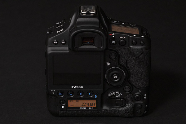 photo of Canon EOS-1D X Mark III backlit buttons